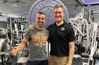 Marc Sonderegger, Gründer von Personalworkout, Arm in Arm mit Tom Purvis von RTS (Resistance Training Specialist) in Toms Fitnessstudio in den USA.